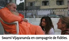 Swami Vijayananda en compagnie de fidèles.