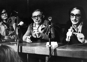 Philippe Gavi, Jean-Paul Sartre, Pierre Victor (Benny Lévy) lors de la présentation du livre On a raison de se révolter (Paris, 1974).