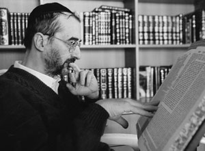 Benny Lévy chez lui, étudiant une page du Talmud. (Jérusalem, 2002).
